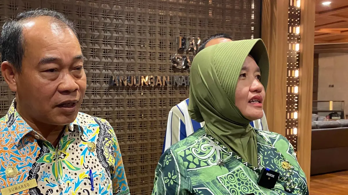 Sekda Samarinda Neneng Chamelia Santi bersama Plt Kepala DLH Suwarso menjelaskan penghentian open dumping dan operasional Zona 2 TPA Sambutan.