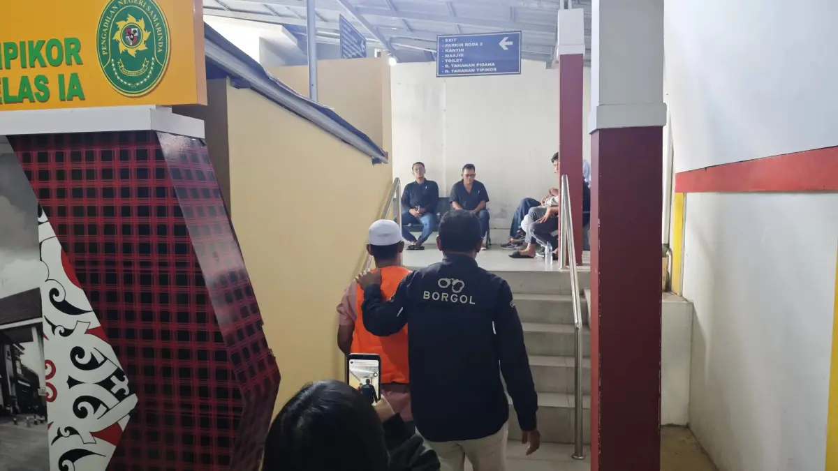 Visinsius Pama Tukan alias Venom, terdakwa kasus dugaan penikaman di Gunung Manggah, digiring ke hadapan majelis hakim Pengadilan Negeri Samarinda. (kis)