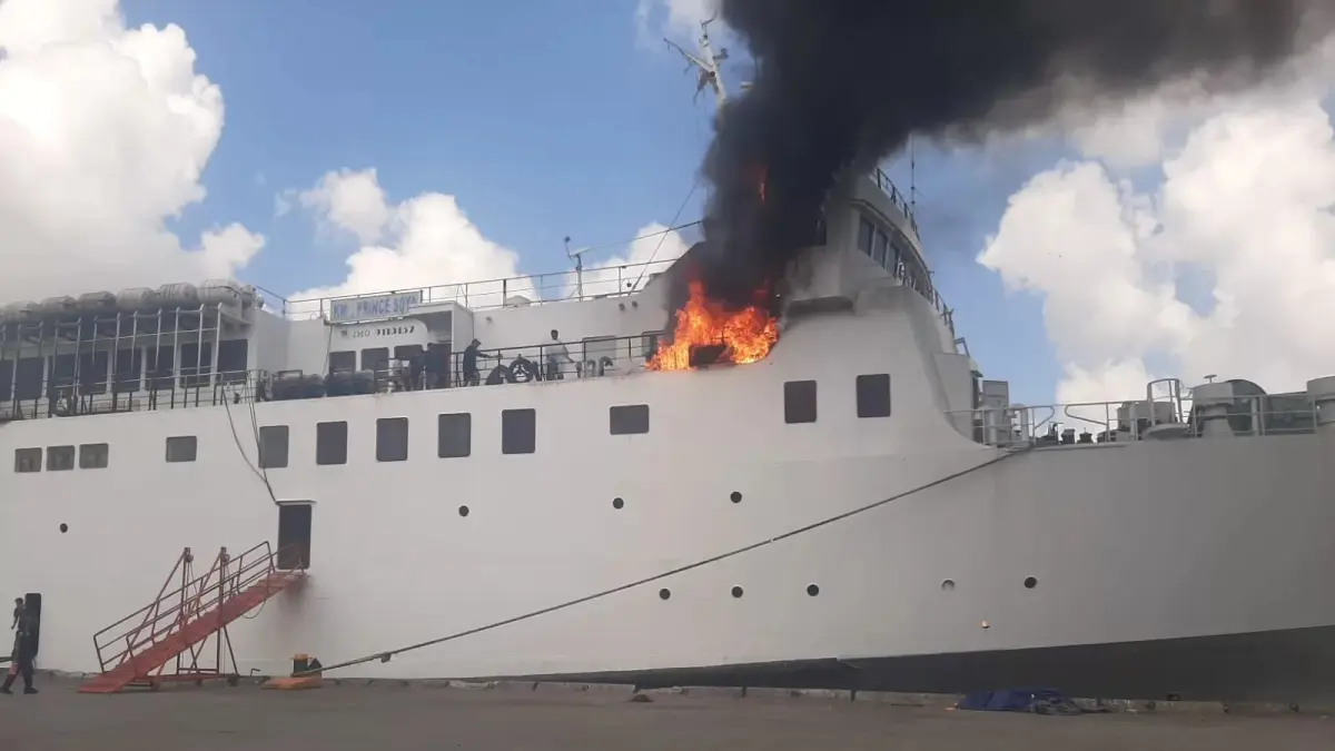 Api berkobar di lambung kanan kapal KM Prince Soya yang sandar di Pelabuhan Samarinda. (kis)