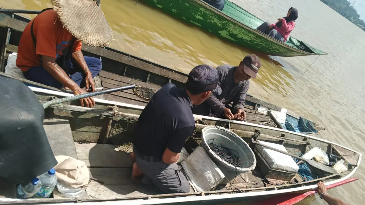 Kapal korban yang ditemukan hanyut di pinggir perairan sungai Desa Jembayan, Loa Kulu (Istimewa)