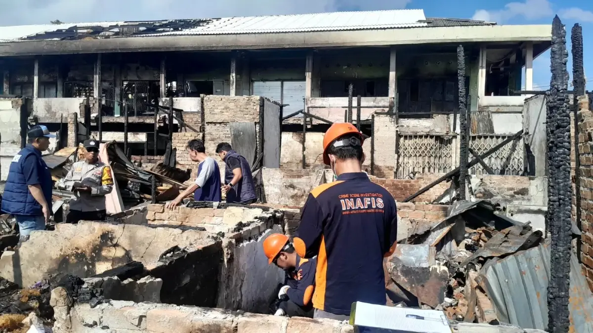 Olah TKP yang dilakukan Polresta Balikpapan di lokasi kebakaran Pasar Sepinggan, Sabtu (1/8/2026). (ARIF FADILLAH)