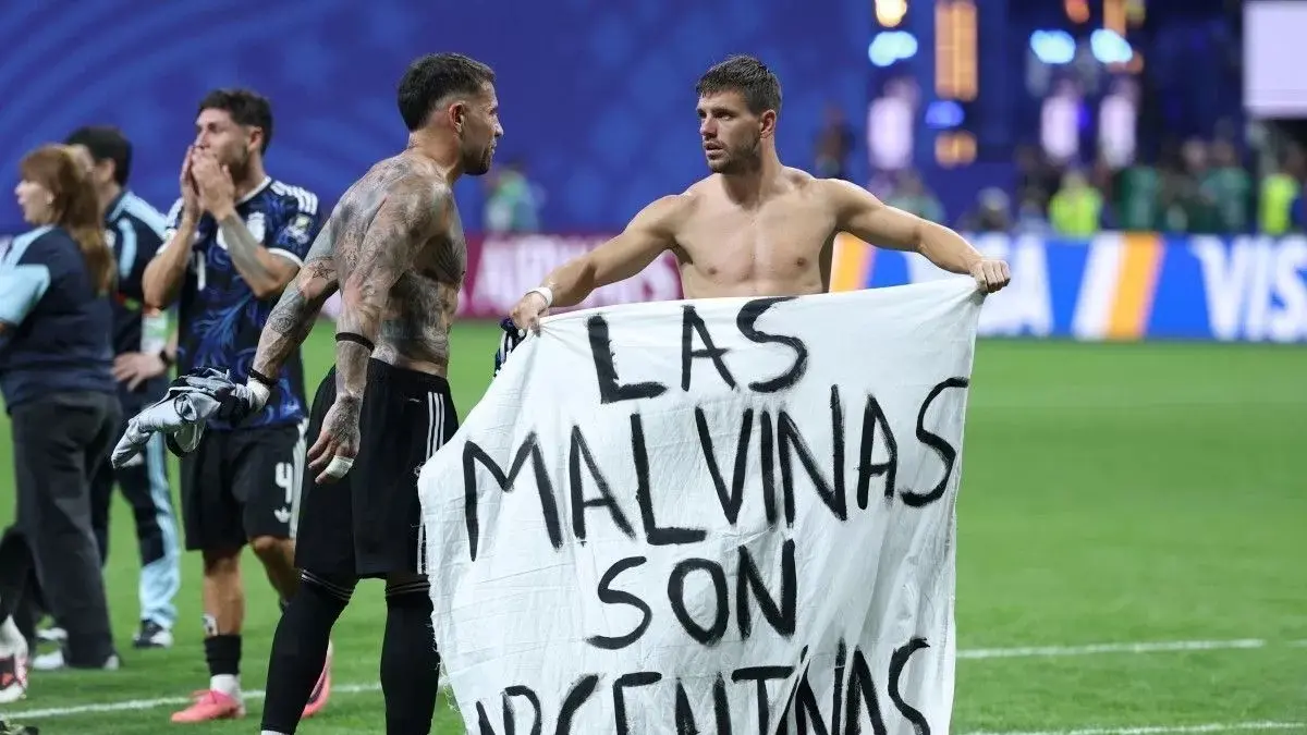 Para pemain Argentina dengan banner politik yang mereka bawa saat menang atas Inggris di semifinal Piala Dunia 2026. 