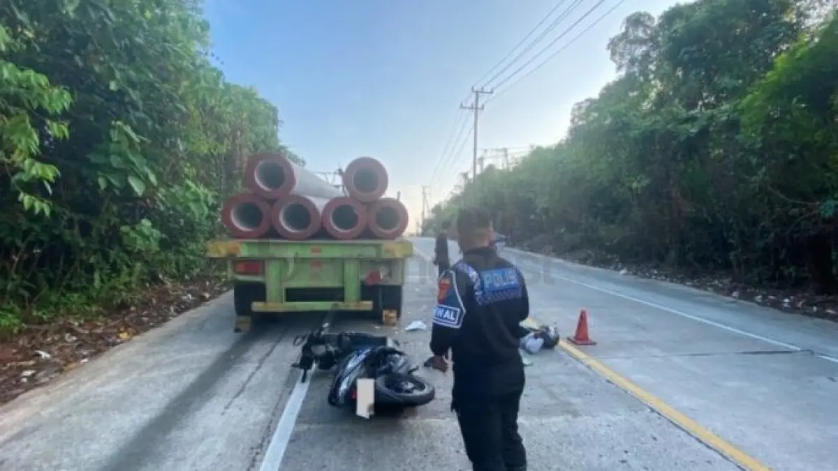Polisi memeriksa TKP.