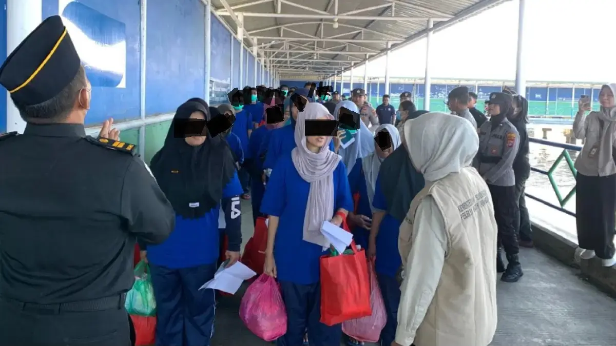  Puluhan deportan yang dipulangkan Pemerintah Malaysia melalui Tawau, tiba di Pelabuhan Tunon Taka, Nunukan. 