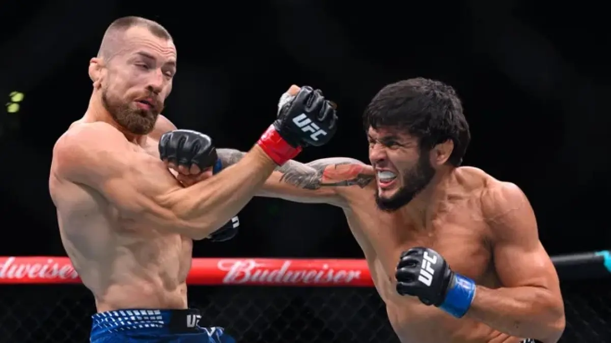 Tofiq Musayev (kanan) kalahkan Ludovit Klein pada UFC Fight Night 283.