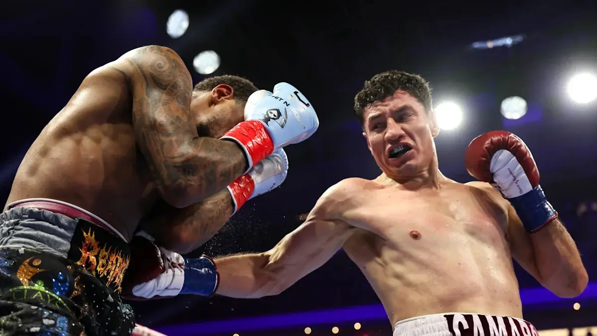 William Zepeda (kanan) jadi juara bar  WBC lightweight.