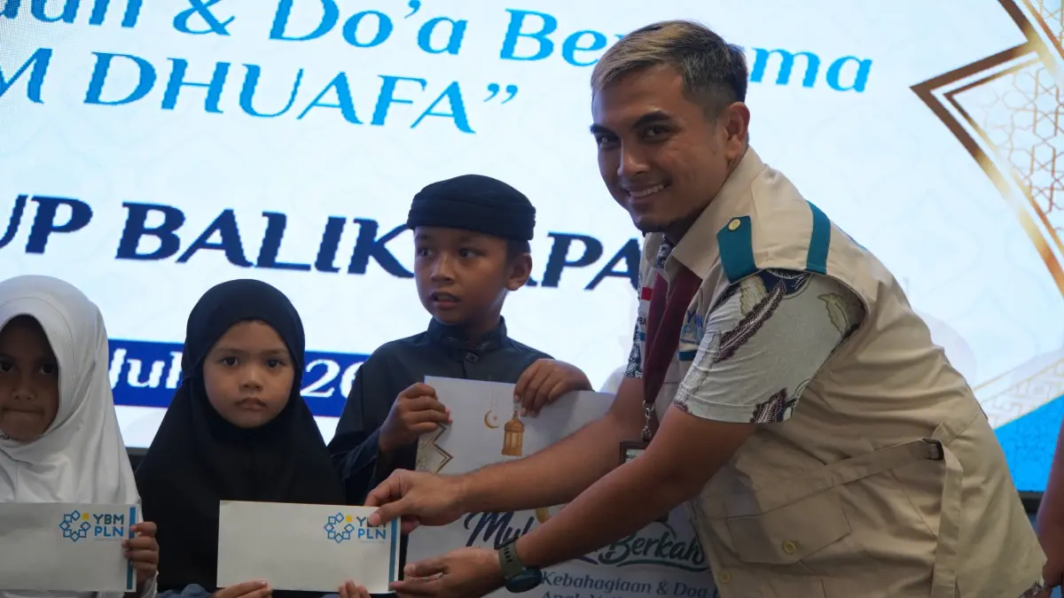 Perwakilan Manajemen PLN UPT Balikpapan yang diwakili Asisten Manager Keuangan dan Umum, Ahmad Naoval Effendie, menyerahkan secara simbolis Bingkisan Muharram kepada anak yatim dhuafa sebagai wujud kepedulian sosial PLN bersama YBM PLN.