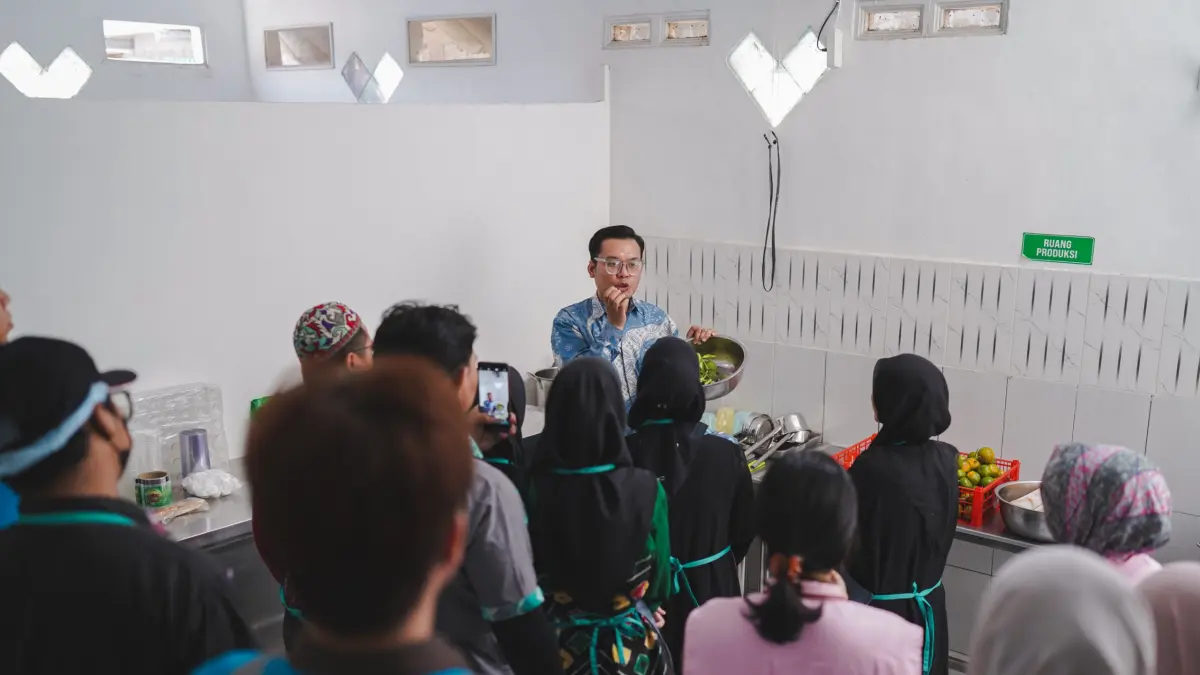 Peserta mengikuti praktik pengembangan produk olahan limau kuit bersama narasumber sebagai bagian dari pelatihan peningkatan kapasitas yang difasilitasi PLN UP2B Kalselteng di Banjarbaru, Kalimantan Selatan, Juli 2026.