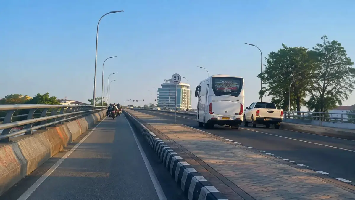 Bus penumpang melintas di atas Jembatan Mahakam IV. Kendaraan angkutan penumpang tetap diizinkan melintas, sedangkan pembatasan hanya berlaku bagi angkutan barang. (kis)
