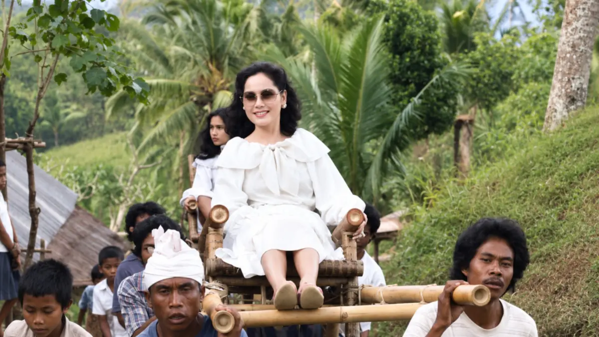 Dewi Soekarno dan Kartika ketika mengunjungi Bali. (Alex Bowie / Getty Images)