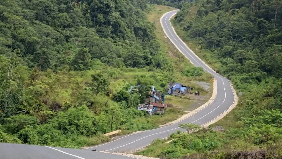 Kondisi Jalan Alternatif Batulicin–Banjarbaru di Desa Gunung Raya, Kecamatan Mantewe, yang memiliki kontur tanjakan, turunan, dan tikungan.