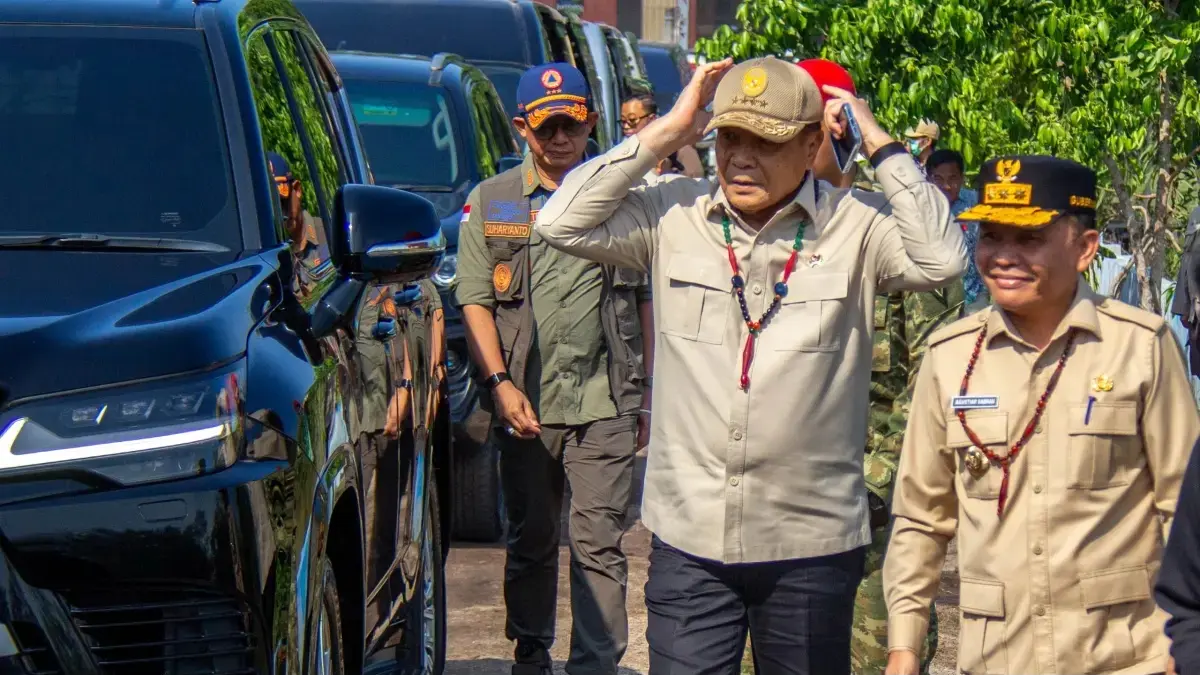 Menko Polkam Jenderal TNI (Purn.) Djamari Chaniago saat meninjau karhutla di Kalteng.(Arief Prathama/Kalteng Pos)
