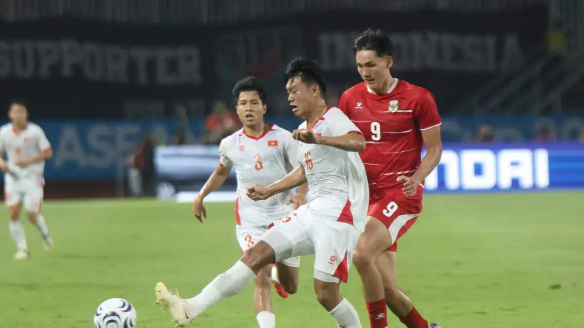 Mitchell Baker di kawal ketat pemain Vietnam pada pertandingan Grup A ASEAN Championship atau Piala AFF 2026 di Stadion Gelora Pakansari, Senin (3/8). (Dery Ridwansah/JawaPos.com)