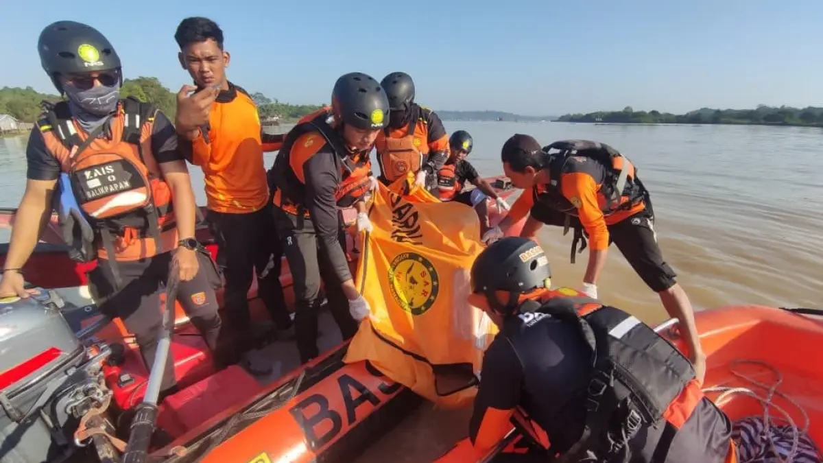 Proses evakuasi jenazah Achdar Has oleh Tim SAR Gabungan (Istimewa)