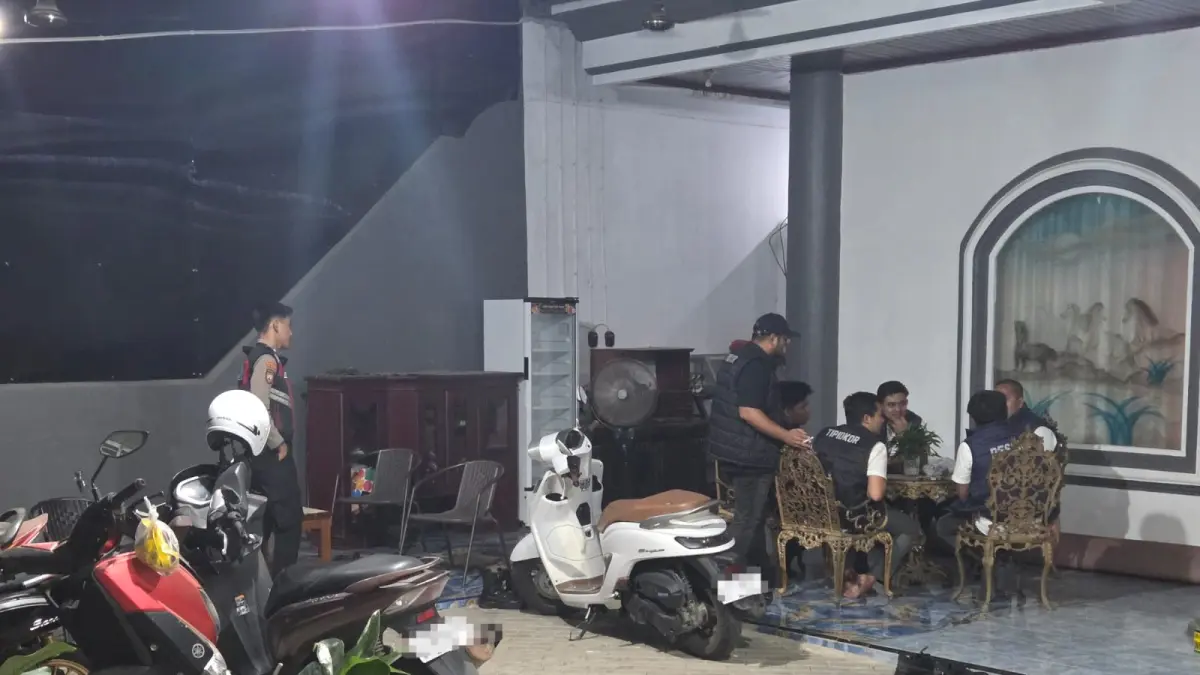 Tipidkor Polres Kukar melakukan penggeledahan di rumah seorang mantan honorer Disdikbud Kukar (Elmo/Prokal.co)
