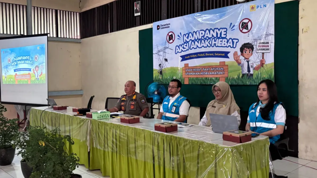 Perwakilan PLN UPT Pontianak, Satpol PP Kota Pontianak, dan SMP Negeri 20 Pontianak mengikuti pembukaan Kampanye Aksi Anak Hebat sebagai bentuk kolaborasi dalam meningkatkan kesadaran pelajar terhadap pentingnya keselamatan di sekitar jaringan listrik, (22/7).