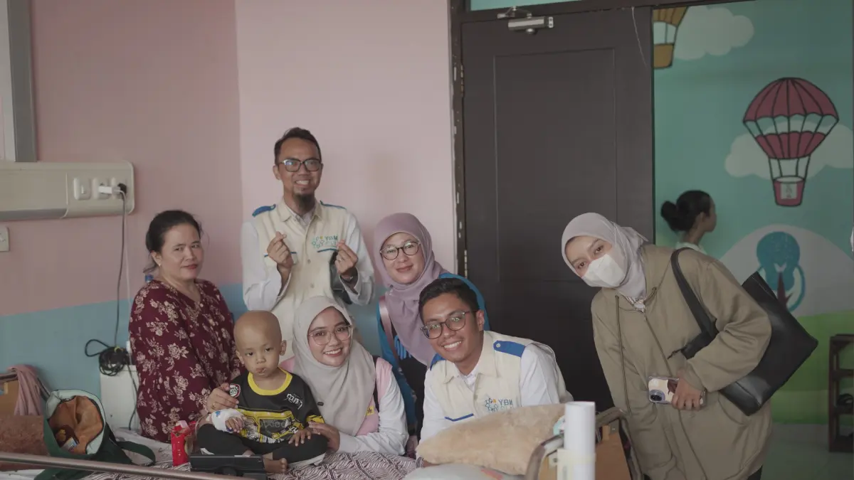 Insan PLN UPT Banjarbaru bersama YBM PLN UPT Banjarbaru dan Yayasan Rumah Kita mengunjungi anak pejuang kanker di RSUD Ulin sebagai bentuk kepedulian dan dukungan moril dalam menyemarakkan Hari Kemerdekaan Indonesia.