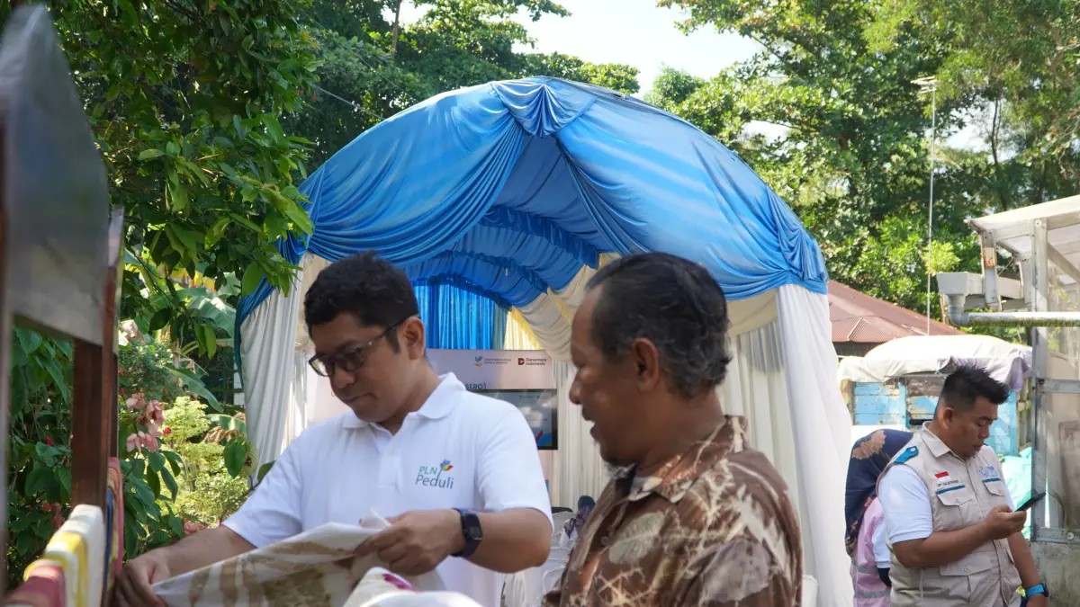 Manager PLN UPT Balikpapan, Jati Pharmadita, meninjau hasil karya ecoprint peserta pelatihan bersama penyandang disabilitas sebagai bagian dari Program TJSL PLN dalam mendorong peningkatan produktivitas UMKM yang inklusif.