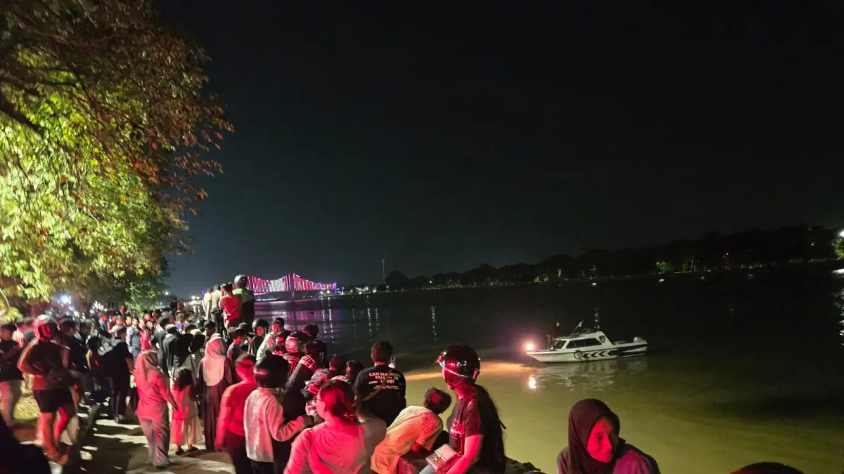 Proses evakuasi seorang wanita yang tercebur ke Sungai Mahakam (Elmo/Prokal.co)