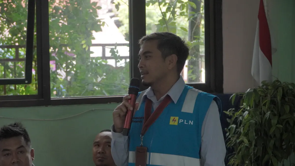 PT PLN (Persero) Unit Pelaksana Transmisi (UPT) Balikpapan mengedukasi ratusan pelajar SDN 015 Balikpapan Selatan mengenai pentingnya keselamatan ketenagalistrikan melalui program PLN Goes to School. 