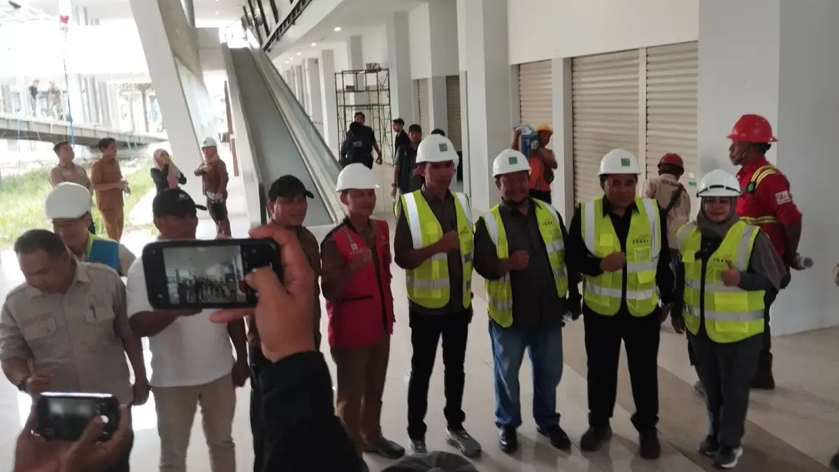Sejumlah anggota DPRD Kukar meninjau pembangunan pembangunan Pasar Tangga Arung Square pada September 2025 lalu, kemudian di 2026 ini fasilitas tersebut sudah difungsikan. (Idin/Sapos)