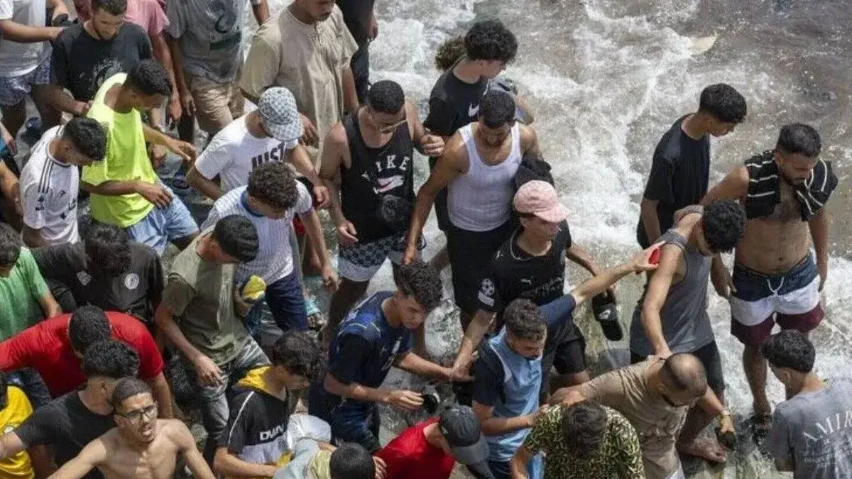 Para imigran tanpa dokumen yang sebagian besar merupakan pria muda memasuki wilayah Kota Ceuta, enklave Spanyol di Afrika Utara, pada Jumat (31/7/2026). (ANTARA/Anadolu/Abu Adem Muhammed)