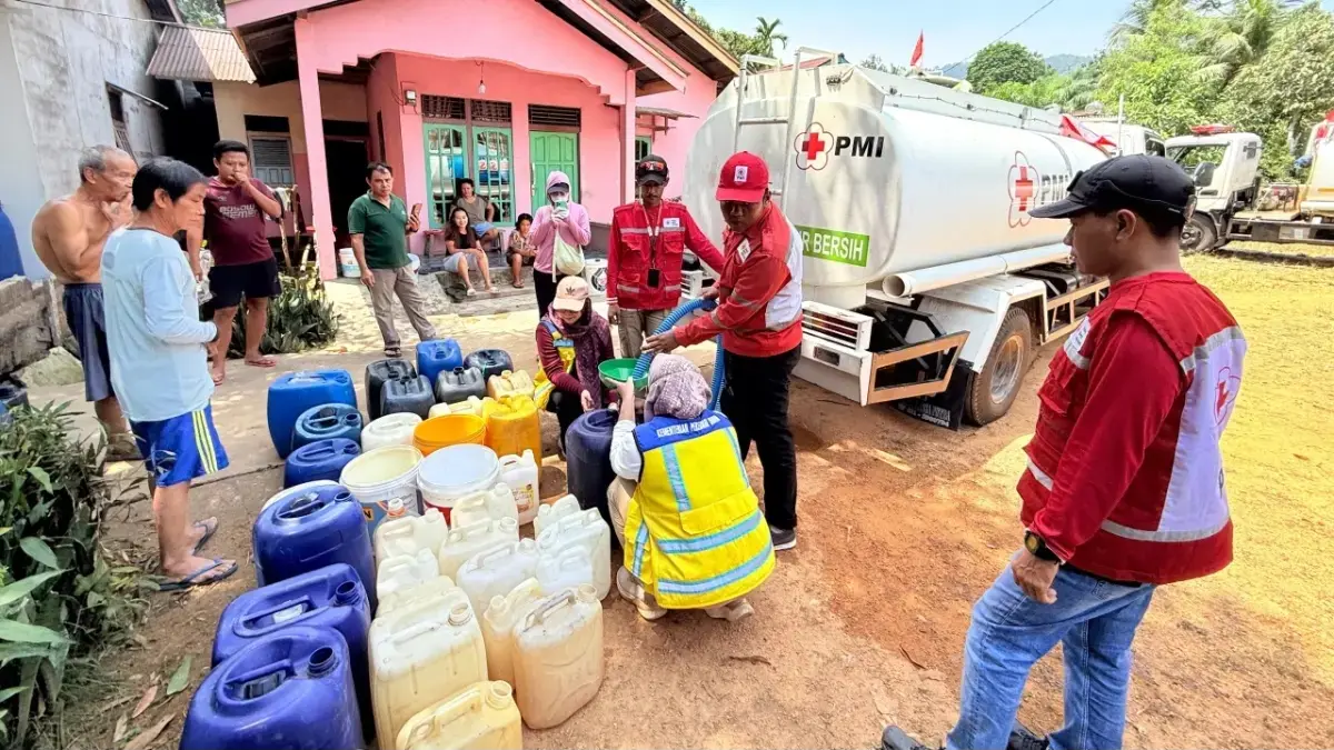 PMI Kalbar menyalurkan bantuan air bersih kepada masyarakat beberapa waktu lalu. (ISTIMEWA)