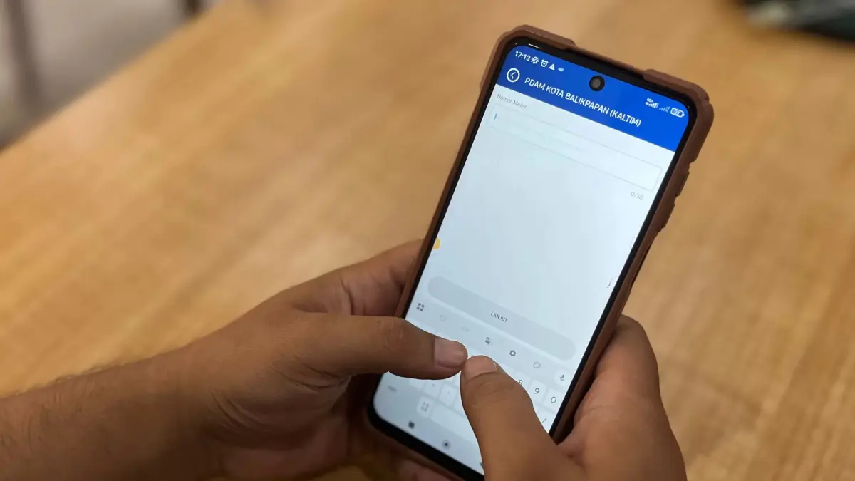 Seorang pelanggan melakukan pembayaran rekening air melalui aplikasi PTMB. (Foto:Mella/Balpos)