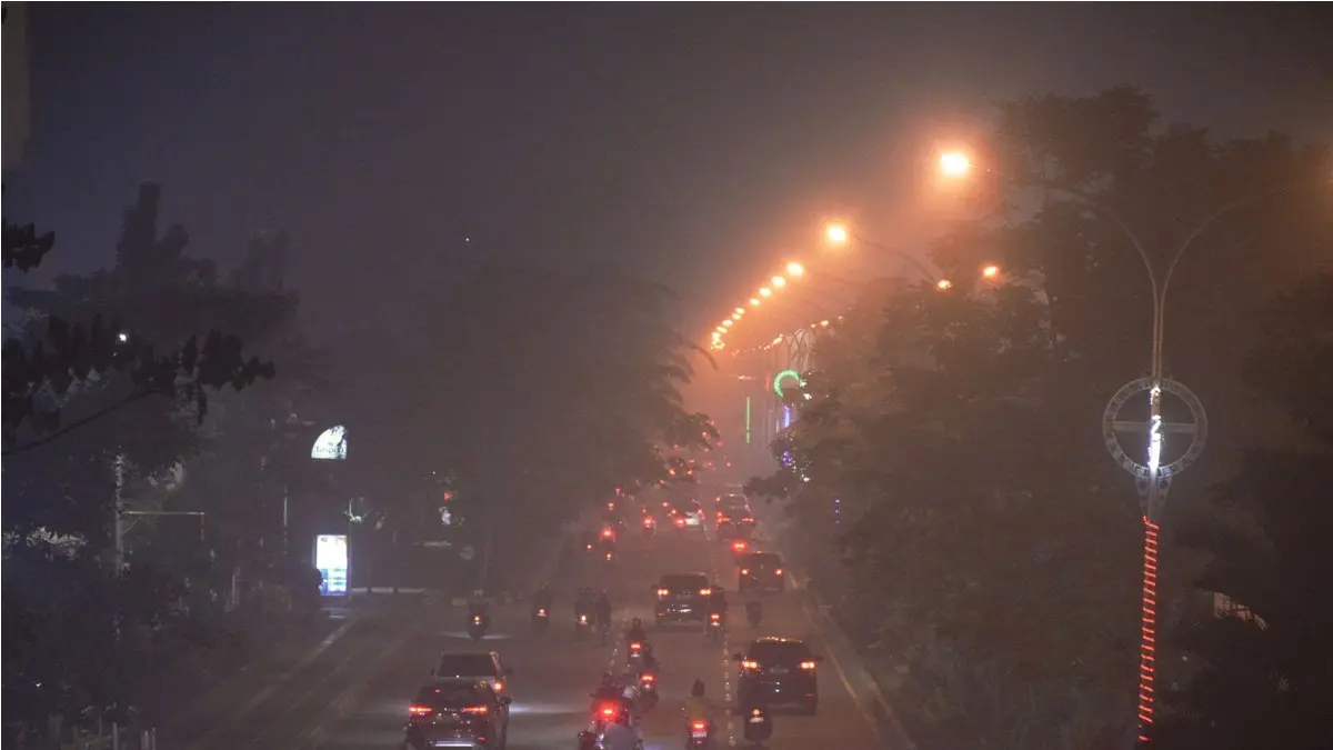 Suasana malam di Kota Pontianak diselimuti kabut asap tebal pada Kamis (25/7).