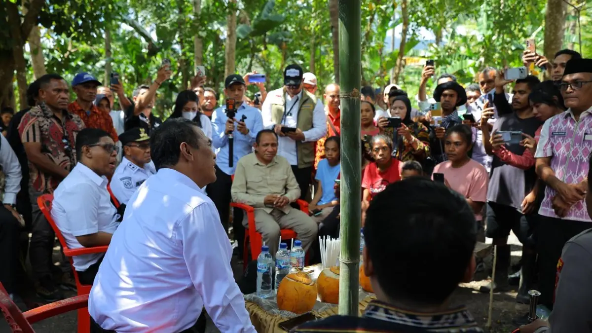 BAHAS: Mentan Amran (kiri) berdiskusi dengan warga di Kabupaten Alor, Nusa Tenggara Timur, Sabtu, 8 Agustus 2026. ISTIMEWA