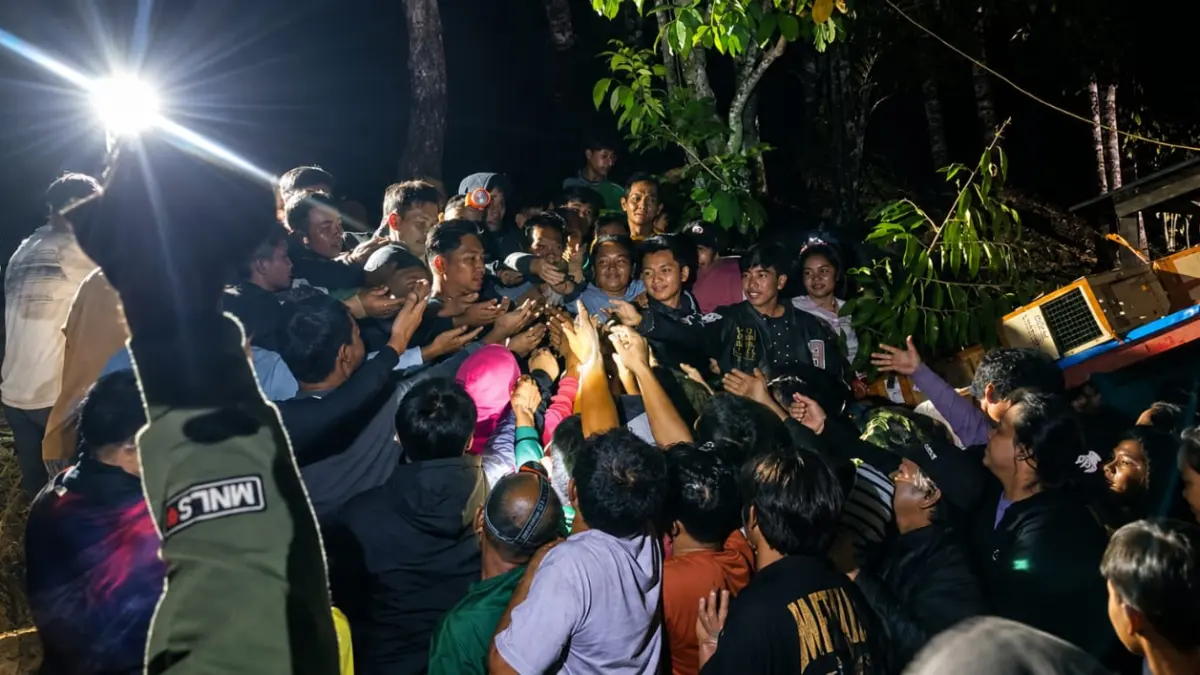 KHAWATIR TAK KEBAGIAN: Warga berebut nomor antrean BBM di APMS Tiong Ohang, Kecamatan Long Apari, Kabupaten Mahulu. ISTIMEWA
