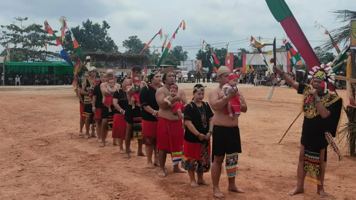 MELESTARIKAN BUDAYA: Lima bayi laki-laki mengikuti prosesi adat Ufah Dayak Kayan di Rumah Panjang Desa Miau Baru, Kecamatan Kongbeng, Kutim, Minggu, 9 Agustus 2026. JUFRIADI/KALTIM POST
