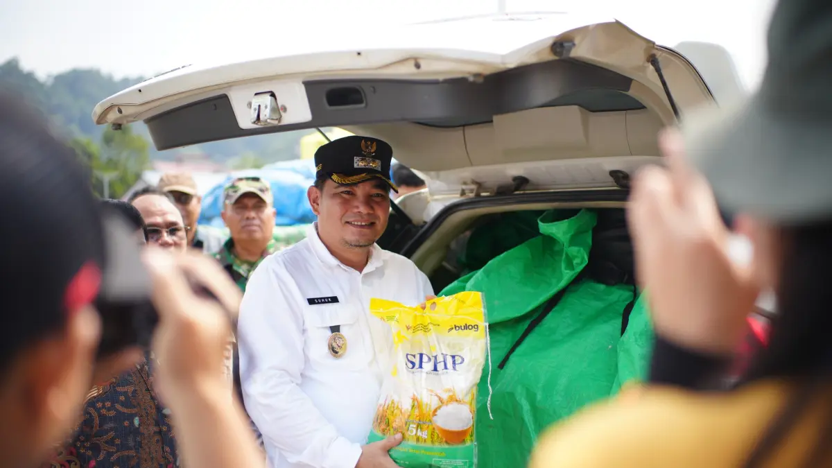PASOKAN: Wabup Mahulu, Suhuk, memeriksa beras SPHP yang akan dikirim menuju wilayah hulu Mahakam di Lapangan Cor Ujoh Bilang, Sabtu, 8 Agustus 2026. JODY KRISTIANTO/KALTIM POST