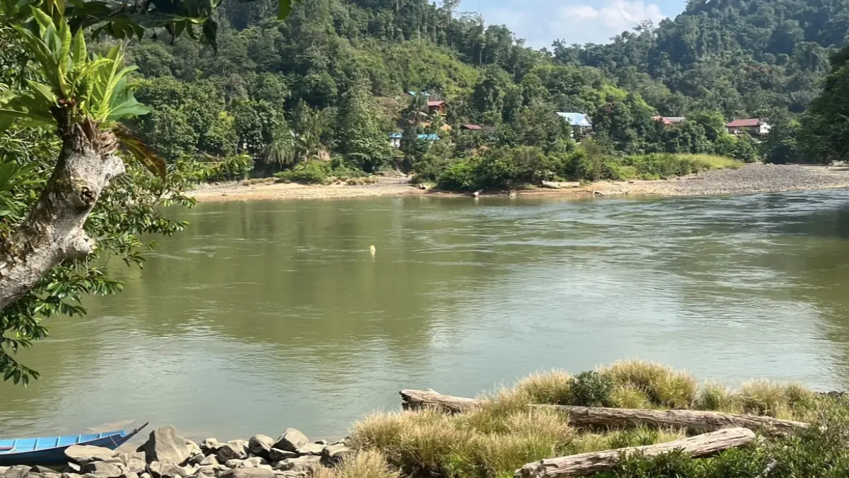 SURUT: Kondisi sungai di Kampung Noha Tivab, Kecamatan Long Apari, Kabupaten Mahulu, yang surut sehingga menyulitkan distribusi barang. Belum ada jalan darat menuju kampung ini. ISTIMEWA