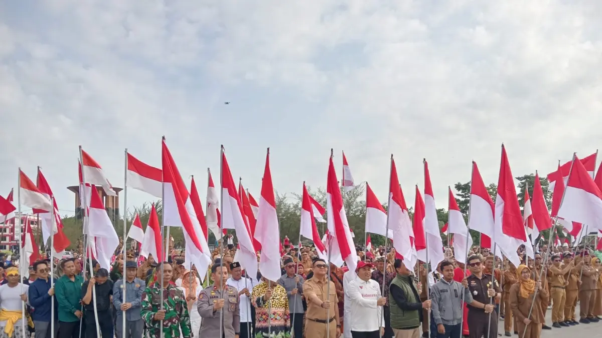 Gerakan 10 Juta Bendera Merah Putih di Taman Pujasera Tenggarong, Kukar (Elmo/Prokal.co)