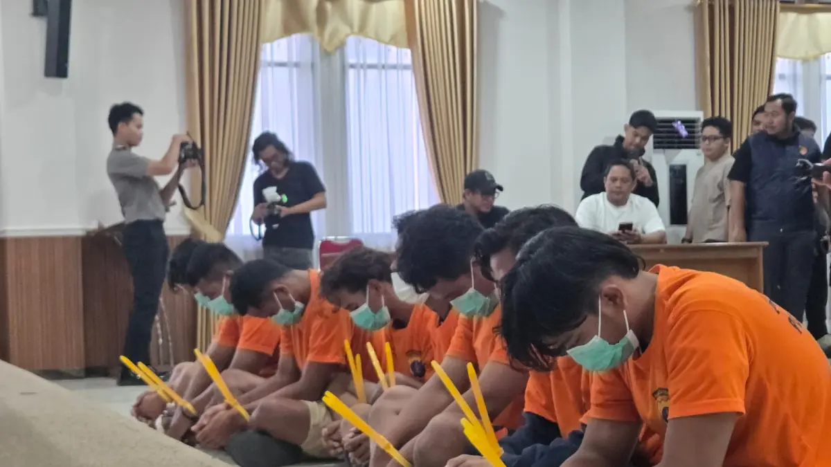 &nbsp;Pelaku pengeroyokan di Desa Bila Talang, Kecamatan Tabang usai dibekuk Polres Kukar (Elmo/Prokal.co)