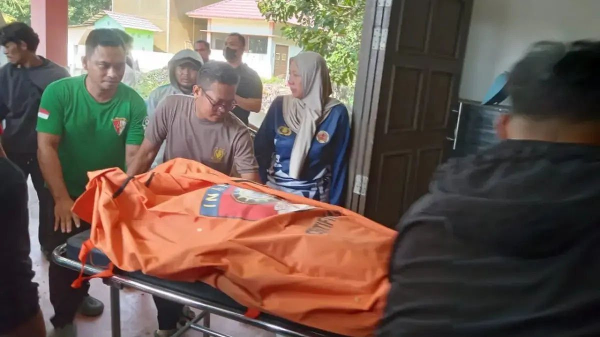 Petugas mengevakuasi jenazah warga Desa Angkanyar Kecamatan Kuala Behe Kabupaten yang ditemukan di hutan pada Sabtu (8/8). (ISTIMEWA)