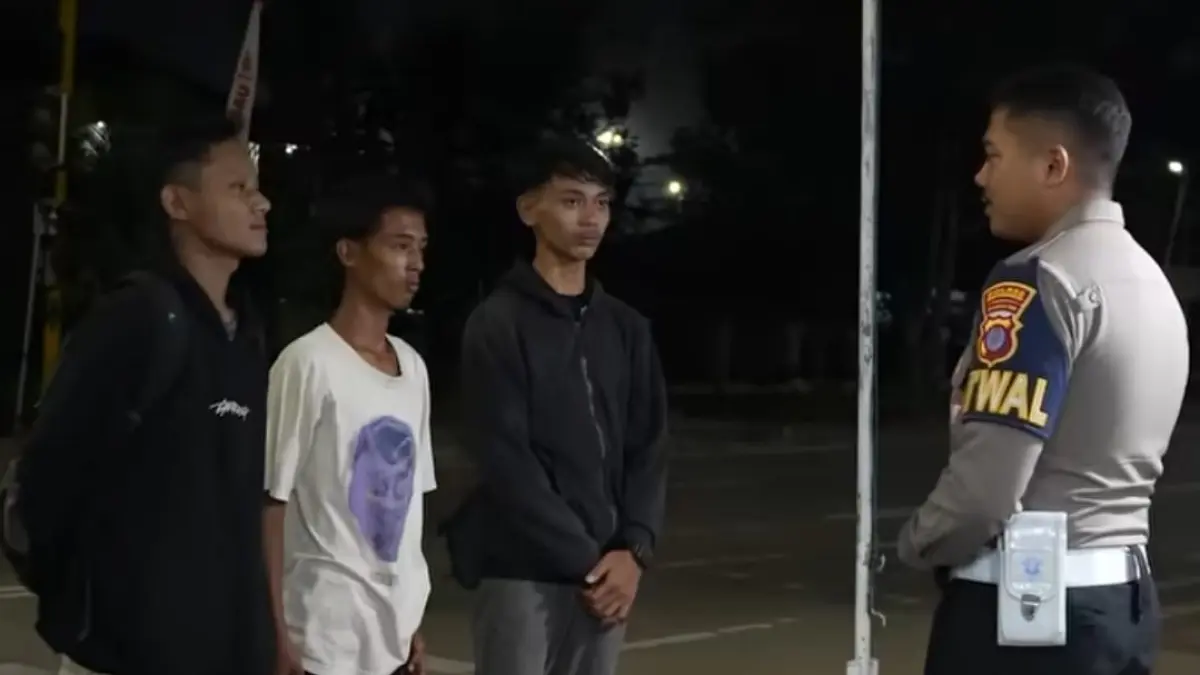 Satlantas Polres Kukar melakukan edukasi kepada pelanggar lalu lintas yang viral di Tenggarong (Istimewa)