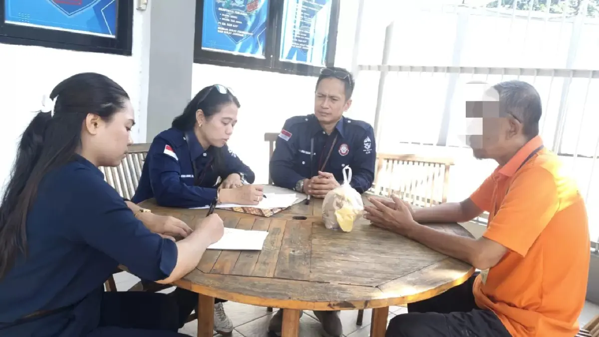 Kuasa hukum Indra Gunawan dan Yuliana Rombe saat mendampingi serta meminta keterangan oknum Plt Kepsek terdakwa pencabulan siswi SD di Rutan Balikpapan. (Foto: ist)