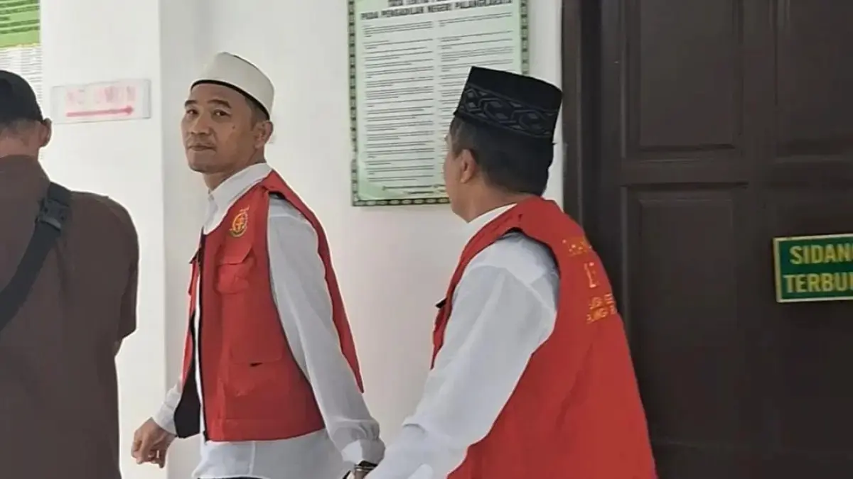 Achmad Fauzi alias Fauzi dan rekannya Eleo usai sidang vonis di PN Palangka Raya.(Agus Pramono/Kalteng Pos)