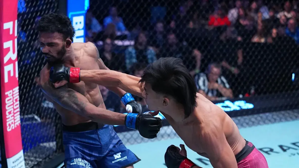Bilal Hasan memukul Mridul Saikia dari India dalam kelas flyweight di Dana White