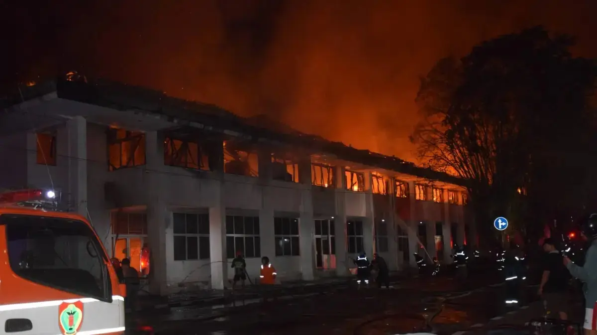 Kebakaran Kantor Kesra Kompoleks Gubernur Kalteng.(FB/Udien Kantoex)
