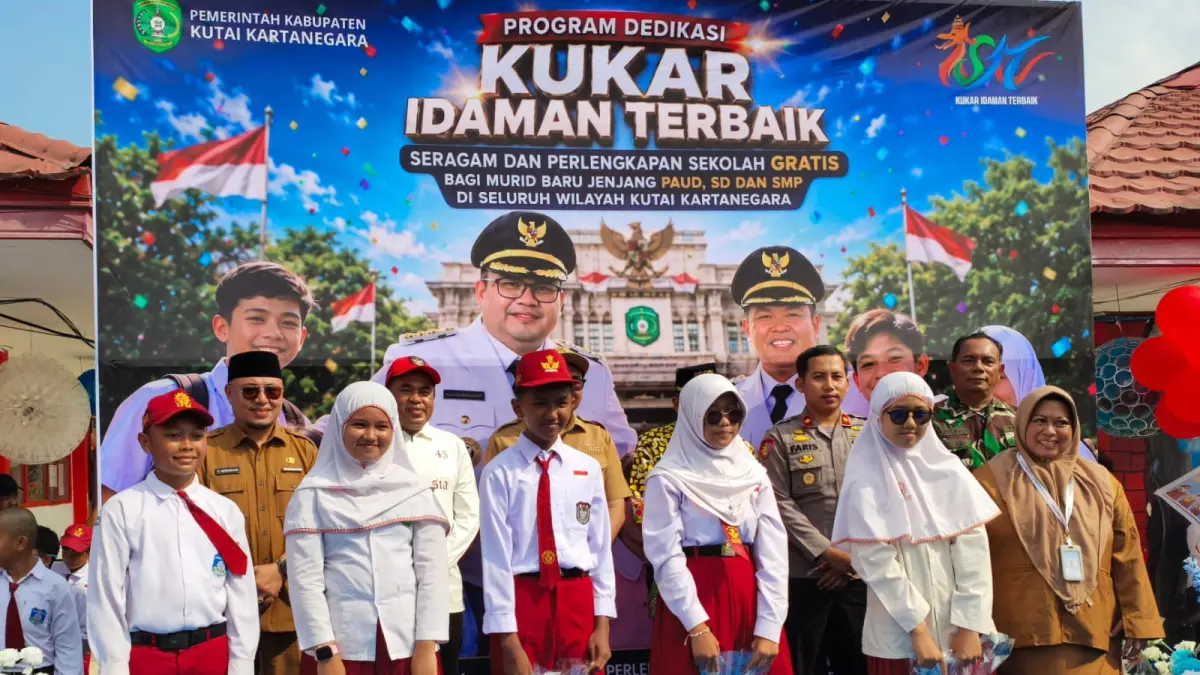Pembagian perlengkapan sekolah gratis Kukar Idaman Terbaik di SMPN 3 Tenggarong kemarin (Istimewa)