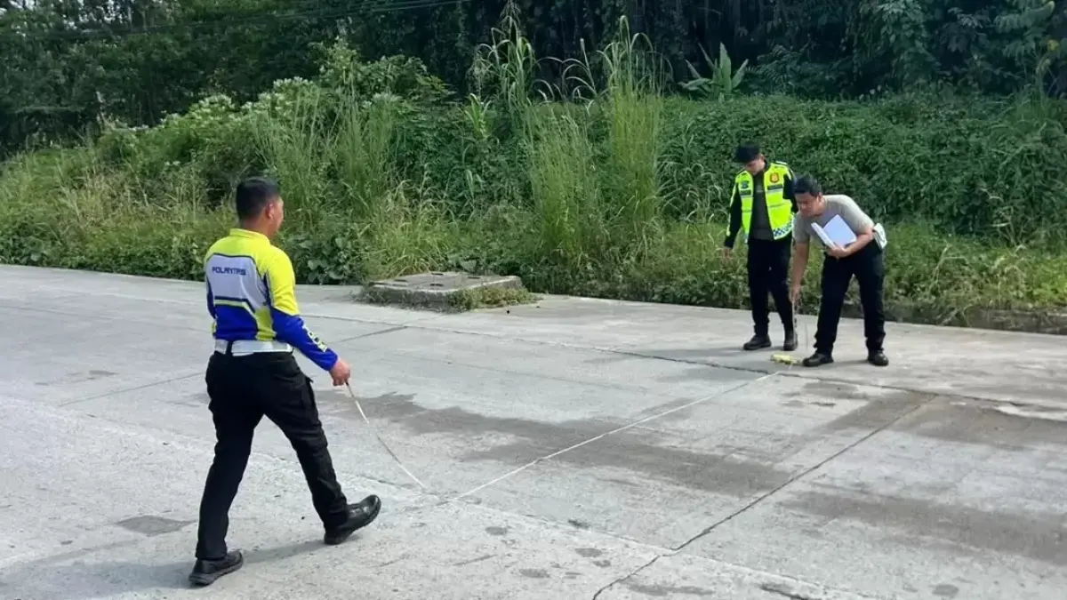 Unit Gakkum Satlantas Polresta Samarinda melakukan olah TKP kecelakaan yang menewaskan pengemudi mobil di Jalan Ampera, Kecamatan Palaran, Samarinda, Senin (10/8) lalu. (kis/sap)