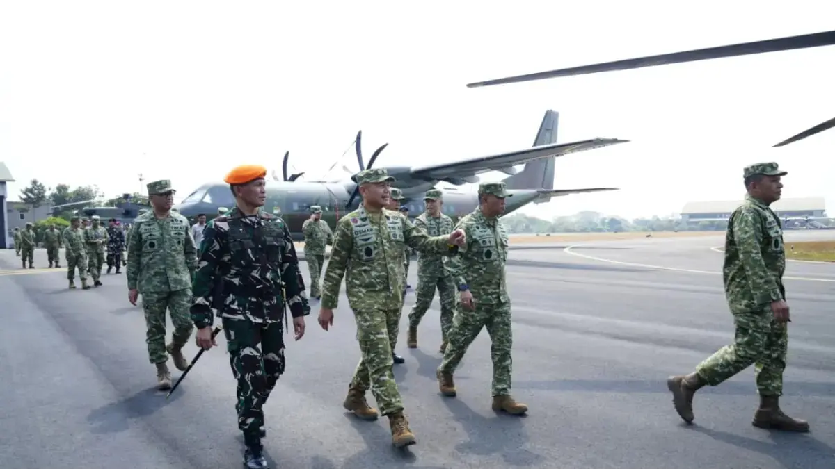 Apel Gelar Satgas Penanggulangan Karhutla berlangsung di Lanud TNI AU Halim Perdanakusuma, Jaktim, pada Selasa (28/7). Satgas akan mengintensifkan penanggulangan karhutla. (TNI)