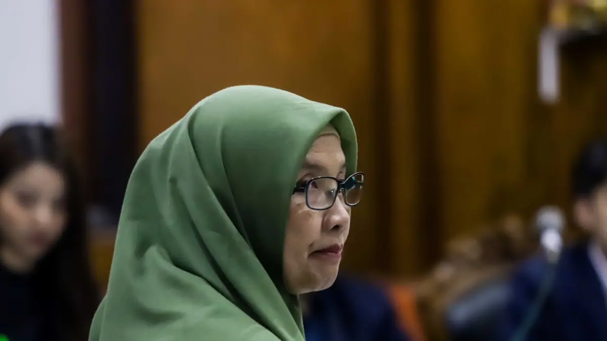 BERLANJUT:  Indah Utami saat dimintai keterangan sebagai saksi yang dihadirkan pihak tergugat dalam kasus Java Fortis di PN Surabaya, Jatim, Rabu, 12 Agustus 2026. (ALFIAN RIZAL/JAWA POS)
