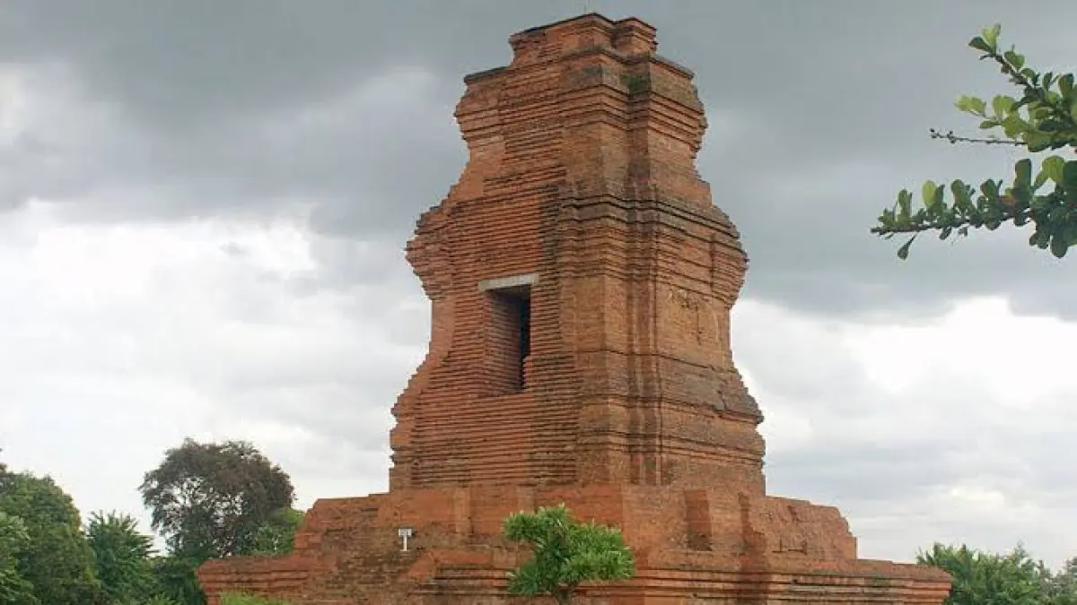 Candi peninggalan Majapahit.