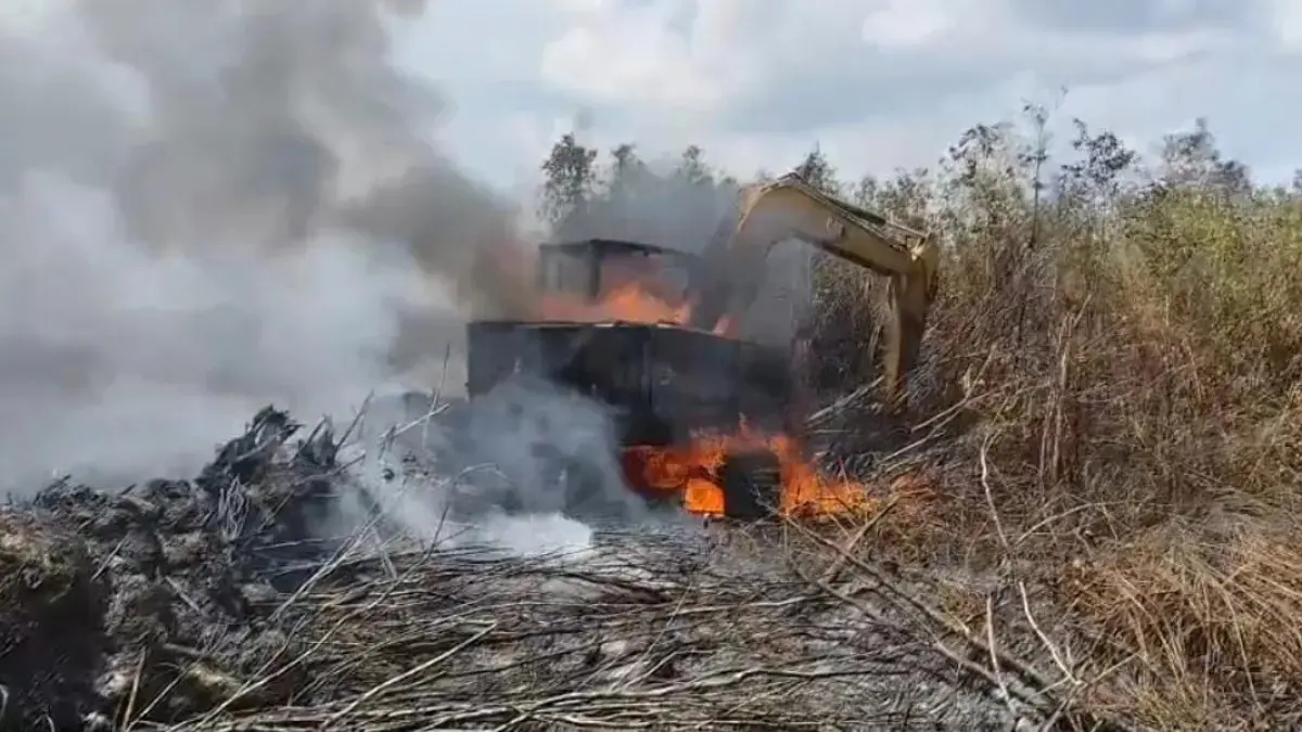 Ekskavator milik Pemkab Kotim terbakar.(Warga)