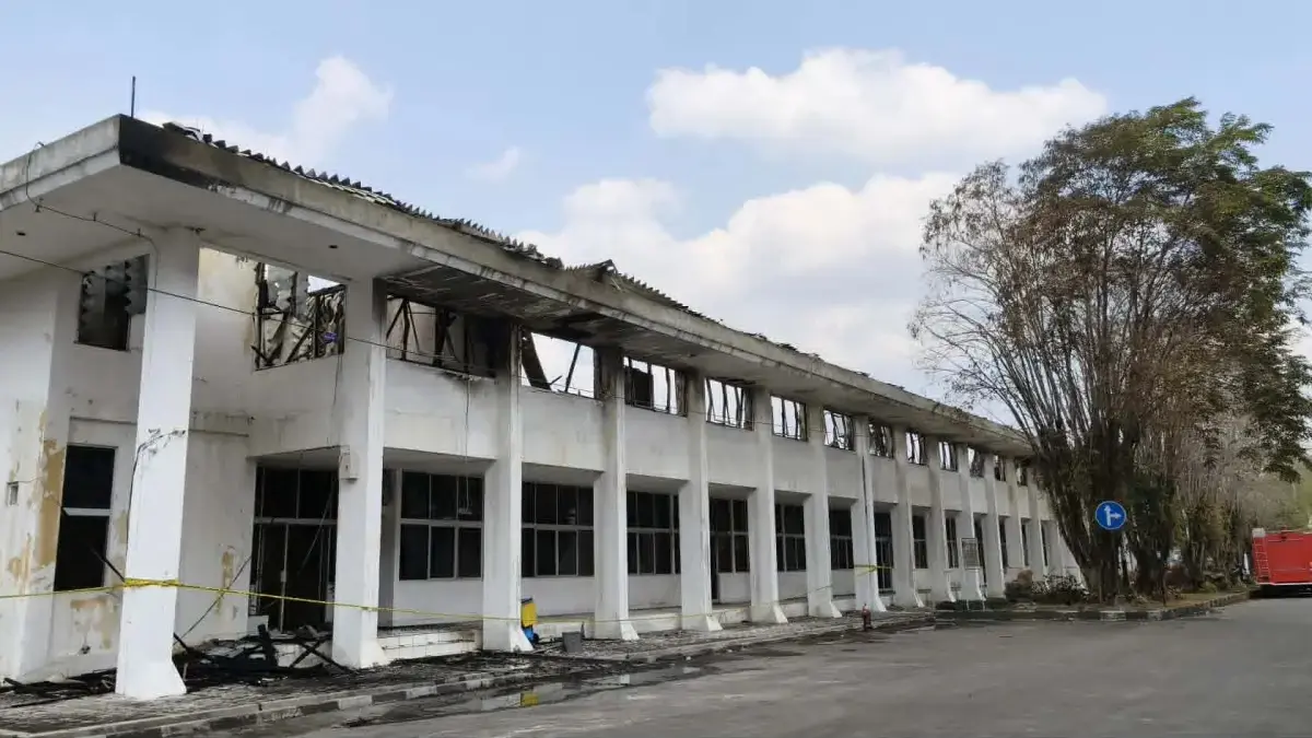 Gedung perkantoran Biro Kesejahteraan Rakyat (Kesra) Setda Kalteng dan Sekretariat Tim Pengendali Inflasi Daerah (TPID) di komplek kantor Gubernur Kalteng, pasca terbakar, Rabu (12/8).(dodi/radarsampit)