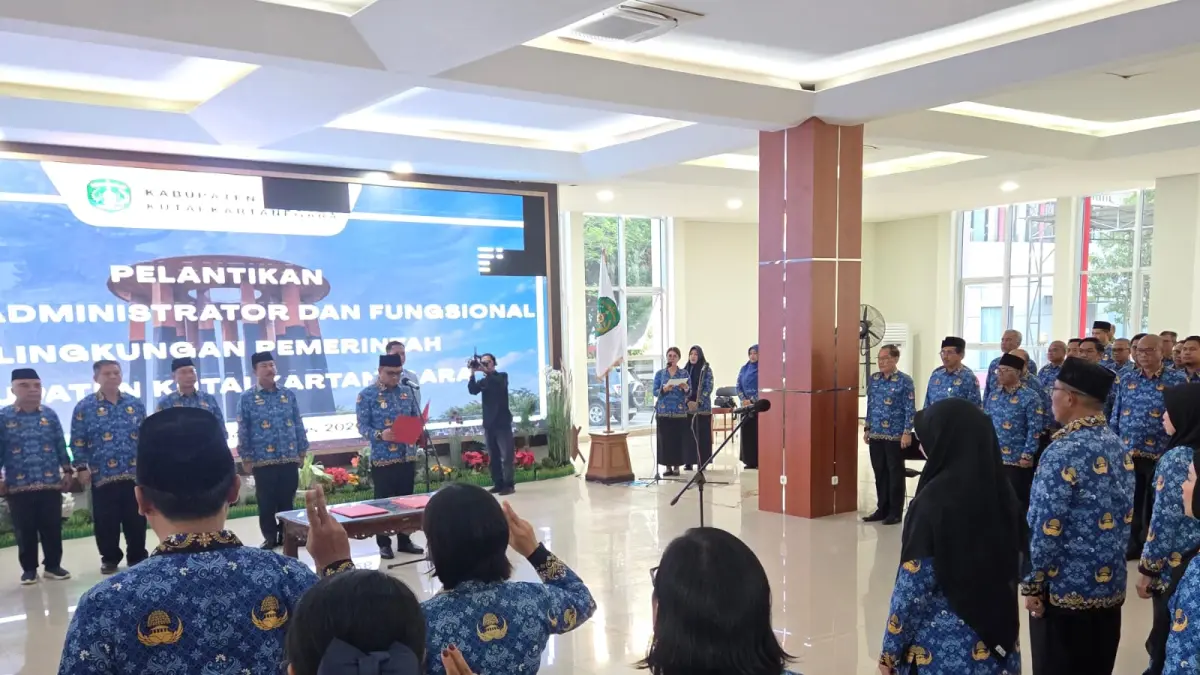 Pelantikan pejabat administrator dan fungsional di Ruang Serbaguna Kantor Bupati Kukar (Elmo/Prokal.co)